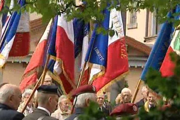 De nombreuses villes en Auvergne, comme ici au Puy-en-Velay, ont rendu hommage dimanche matin aux victimes et héros de la Déportation.