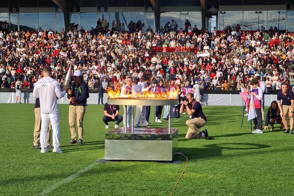 Antoine Dupont allume le chaudron au cœur du stade Ernest-Wallon devant la foule en liesse vendredi 17 mai 2024.