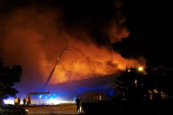 L'entrepôt, situé route des Alpes à Epagny, serait désormais presque totalement détruit. Il abrite l'entreprise de transports Calberson mais aussi une antenne des Restos du Coeur et une partie des services des Douanes. 