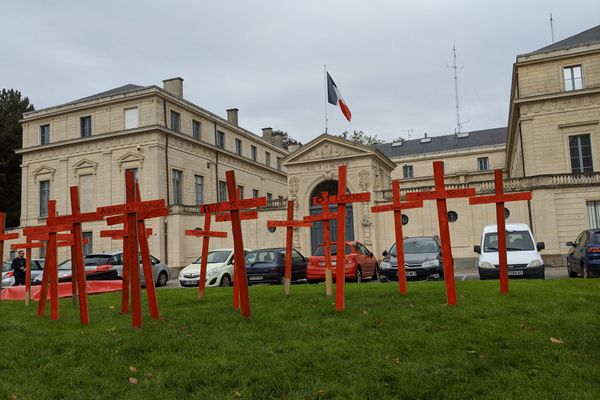 Les professionnels de l’événementiel  ont décidé de se rendre visibles au travers d'un convoi mortuaire à Caen jusqu'à la préfecture
