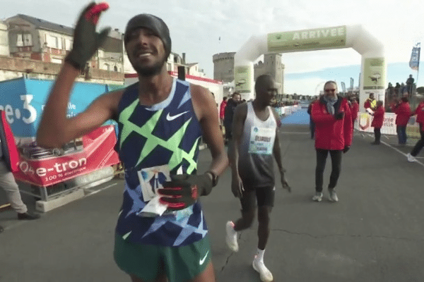 BERHANU HEYE, vainqueur du Marathon de La Rochelle en 2h10'49''.