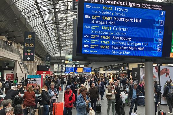 L'attente peut être longue, gare de l'Est à Paris.