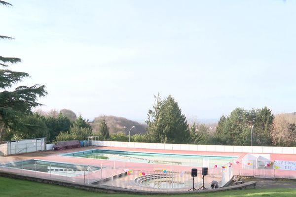 La piscine de plein air de Mortain, dans le Sud Manche, est menacée de fermeture en raison de sa vétusté.