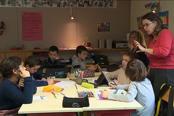 A cause de la nouvelle carte scolaire, la Lozère risque de perdre deux de ses trois postes d'EMALA. Ces postes d'enseignants mobiles font partie d"un dispositif d'aide aux territoires ruraux créé il y a 50 ans.
