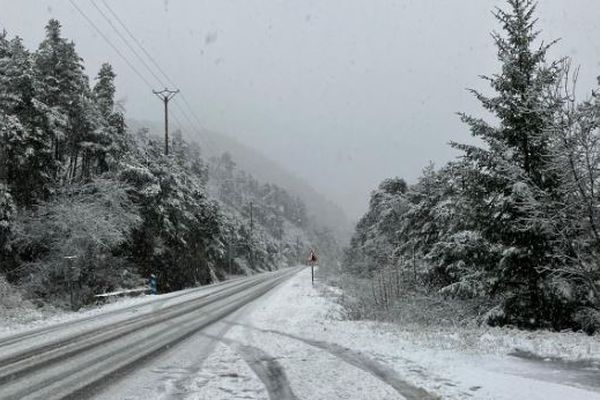 Les premiers flocons de neige recouvrent les routes des Alpes-de-Haute-Provence ce mardi 122 novembre.