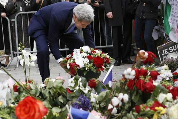 john Kerry devant le siège de Charlie Hebdo