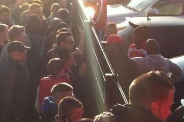 Les supporters valenciennois prennent à partie des joueurs. 