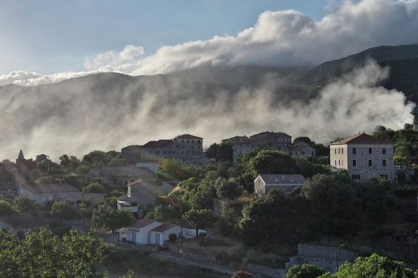 Des nuages sur Petreto-Bicchisano (Corse-du-Sud)