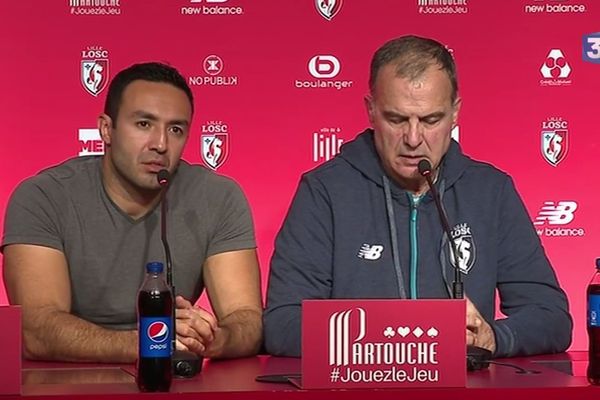 Salim Lamrani à côté de Marcelo Bielsa, en conférence de presse. 