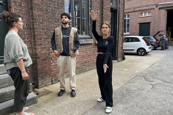 La réalisatrice Clara Yvard, à Roubaix, pendant le tournage de la web-série "From Roubaix to Détroit"