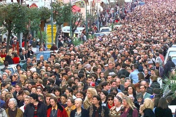 11 février 1998 : manifestation dans les rues d'Ajaccio pour protester contre la violence en Corse et en mémoire du préfet Claude Erignac. 