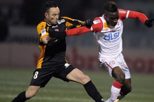 Le Valenciennois Gaël Danic à la lutte avec le Nancéien Massadio Haidara, hier soir, au stade Marcel Picot.