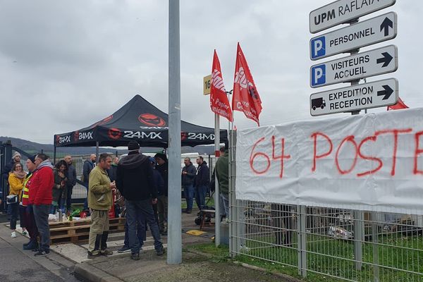 Piquet de grève devant l'entrée du site UPM Rafalatac à Pompey, mardi 21 novembre 2023.