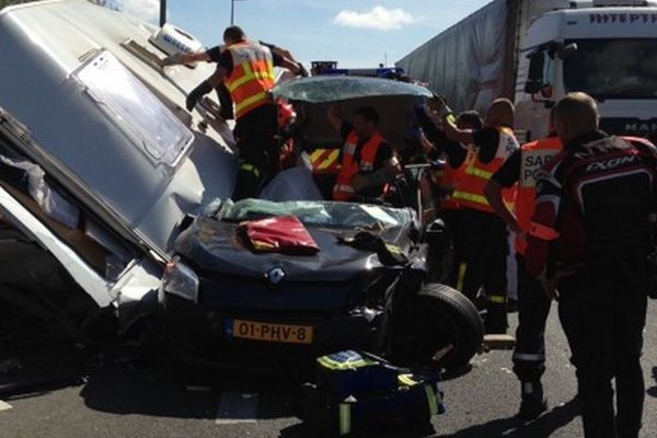 Accident entre une caravane, un poids lourd et une voiture sur l'A1. 