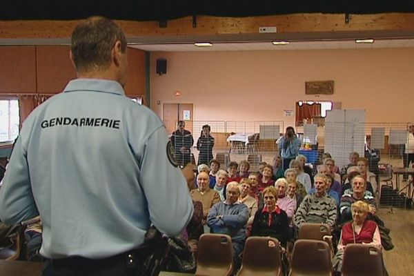 La gendarmerie sensibilise les personnes âgées de Puiseaux (Loiret) contre les vols par ruse