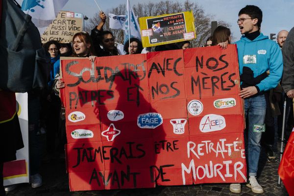 Des étudiants à Paris, mobilisés contre la réforme des retraites