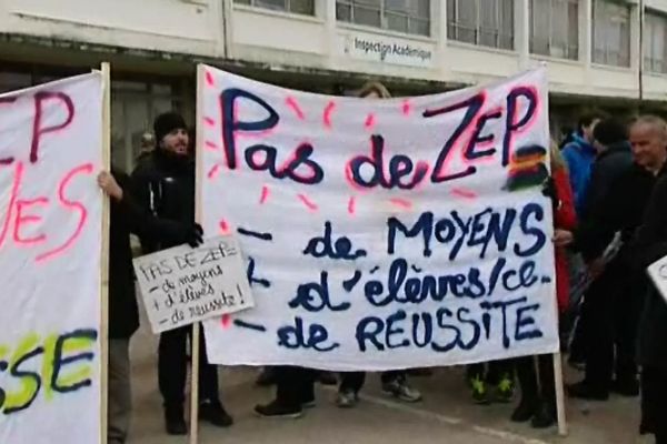 Les parents d'élèves sont venus manifester devant l'Inspection Académique d'Auxerre