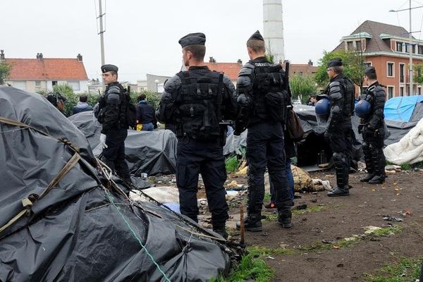 La police intervient dans un camp de migrants, à Calais (Pas-de-Calais), le 28 mai 2014. 