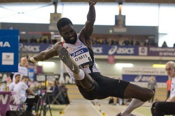 Avec un saut spectaculaire de 8,23 m, le Nordiste Kafétien Gomis réalise la quatrième performance mondiale de l'hiver aux Championnats de France d'athlétisme en salle à Aubière