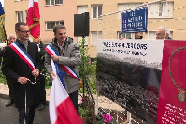 Inauguration de la rue Vassieux-en-Vercors à Grenoble en présence des maires des deux communes