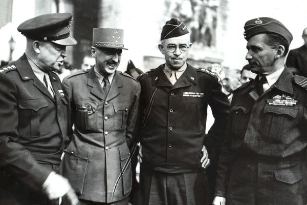 Le General Dwight D. Eisenhower, le General Joseph Pierre Koenig, le lieutenant général Omar N. Bradley et Sir Arthur Tedder à Paris en août 1944.