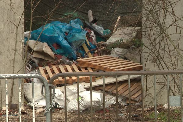 Des habitants viennent jeter leurs déchets en toute discrétion sur le terrain des gens du voyage.