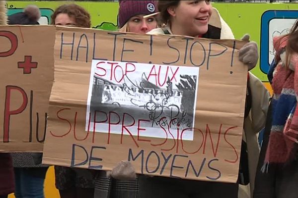 Manifestation devant le collège Rosa Parks à Amiens lundi 04 février 2019