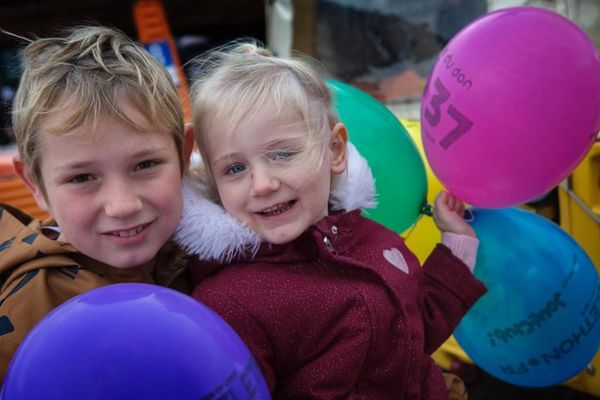 Adèle, 4 ans et Hugo, 9 ans, sont frère et sœur et tous deux atteints d'amyotrophie spinale de type 3.