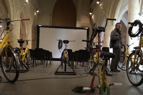 le ciné mobile est installédans l'église du Vieux-Saint-Sauveur pour une séance insolite ce 29 décembre à 17H