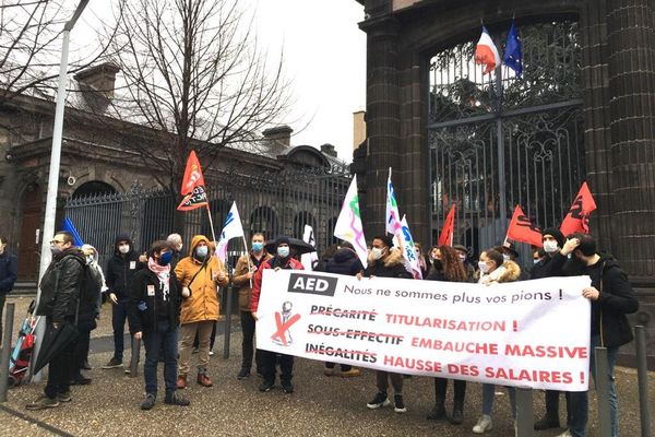 Une centaine d'assistants d'éducation ont répondu à Clermont-Ferrand à l'appel national à faire grève et à manifester.