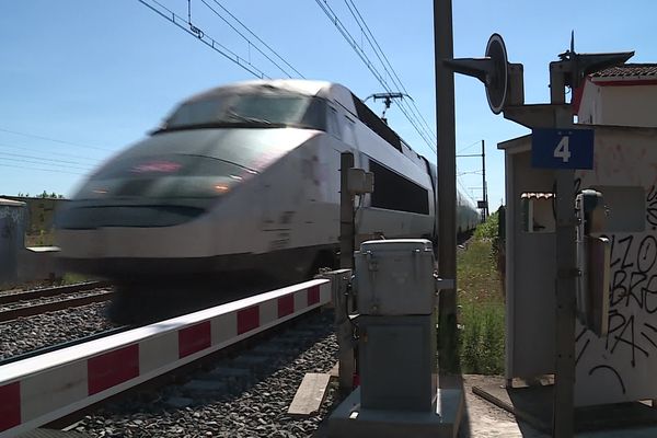 L'accident a eu lieu sur ce passage à niveau à proximité de l'ancienne gare de Manduel.