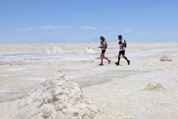 Christophe et Frédérique se sont protégés de la réverbération très forte du soleil sur l'étendue désertique