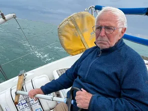 Jean-Claude Lenoir, président de l'association Salam qui vient en aide aux migrants, est décédé jeudi 11 juillet 2024, à 73 ans. Passionné de la mer, il était président  du Yacht-club du Calaisis et du comité départemental de voile du Pas-de-Calais.