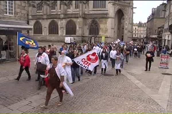 150 personnes ont défilé ce mardi matin dans les rues d'Alençon pour protester contre le plan d'économie mis en place à l'hopital