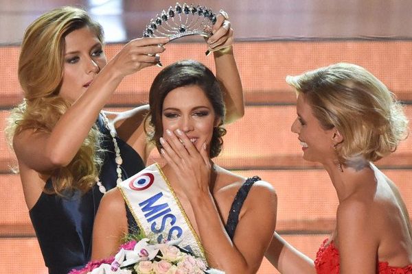 C'est un fleuriste saintois qui a composé le bouquet que tenait Iris Mittenaere le jour de son sacre le 19/12/2015.