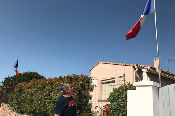 Roger Tognetti à 82 ans tenait à participer symboliquement aux commémorations du 8 mai 1945 en mode confinement : il a donné l'exemple en dressant le drapeau français dans son quartier.