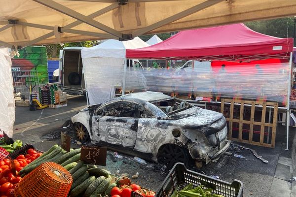 Carcasse d'une voiture brûlée dans la nuit du 28 juin au milieu du marché de la Reynerie, le lendemain matin des affrontements.