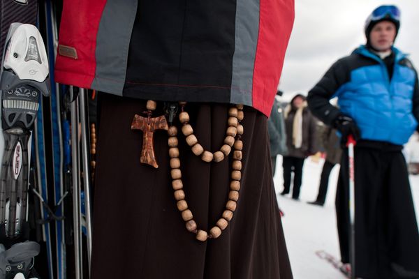 Des prêtres polonais se préparent pour le 14e championnat de ski des curés, à Wisla, en 2011. 