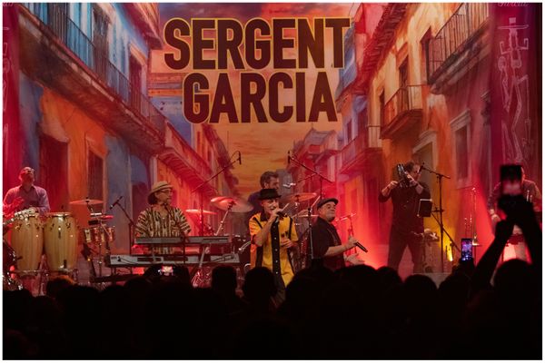 Pour la tournée des 25 ans du groupe, Sergent Garcia s'entoure des neuf musiciens historiques. Il fait étape aux Veyracomusies, en clôture du festival.