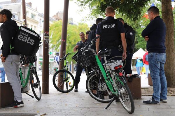 Cette opération de police consistait à vérifier les situations administratives des livreurs de restauration rapide à Amiens