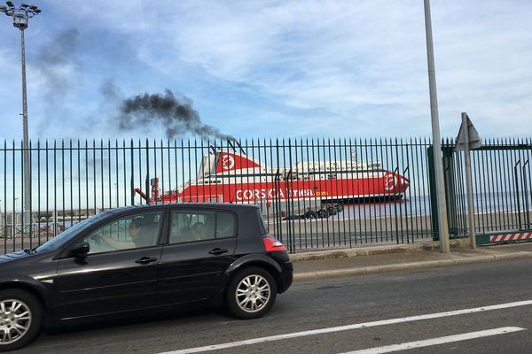 Le port de commerce de Bastia accueille trente rotations quotidiennes de navires durant l'été.