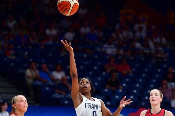 La Capitaine Olivia Epoupa qui a été notamment formée au club Basket Landes. Ici, lors du match de demi-finale de Euro contre la Grande-Bretagne.