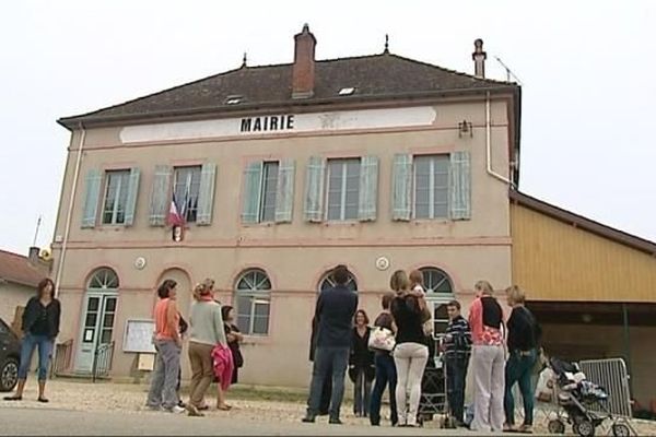 L'inspecteur d'académie a rencontré des parents mais n'a croisé aucun élève, ce mercredi matin, à l'école de Ratenelle.