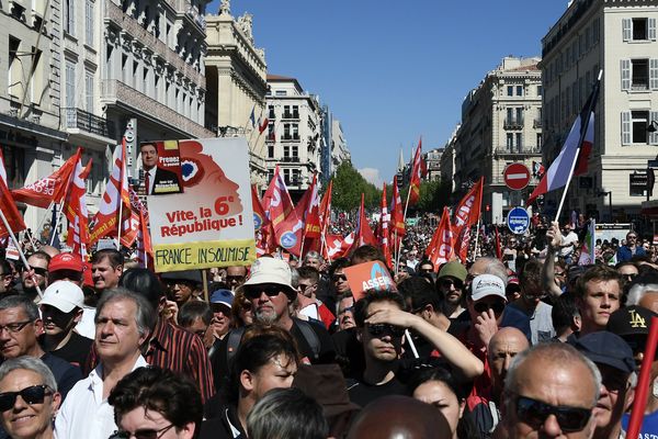 Militants communistes et de la France Insoumise rassemblés à Marseille le 9 avril 2017