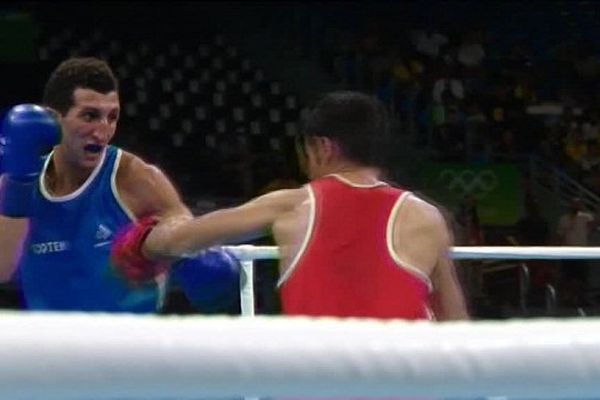 Sofiane Oumiha, lous de la 3è reprise de la demi-finale de boxe des moins de 60 kg aux Jeux Olympiques de Rio 