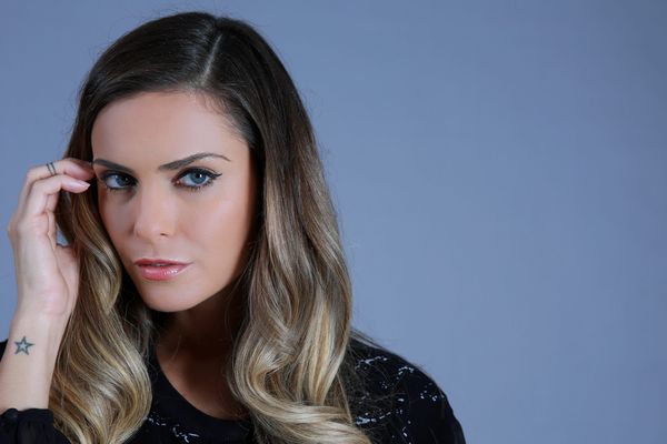 Clara Morgane donne son nom à une cuvée de Champagne de la maison Charles de Cazanove.