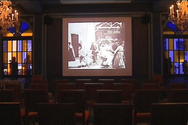 Un salon sur le boulevard des capucines : la première salle de cinéma.