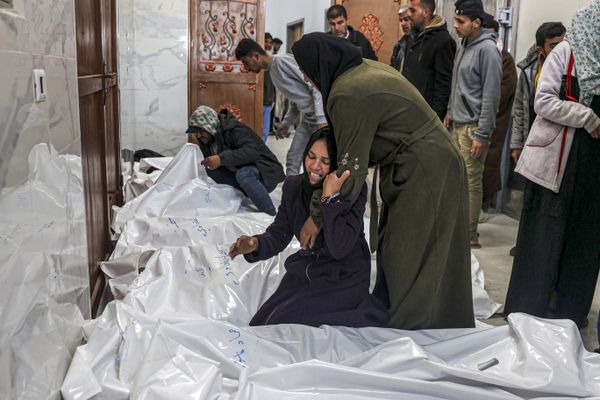 Des proches de victimes d'un bombardement pleurent leurs morts à l'hôpital européne de Kahn Younes, le 5 mars 2024.