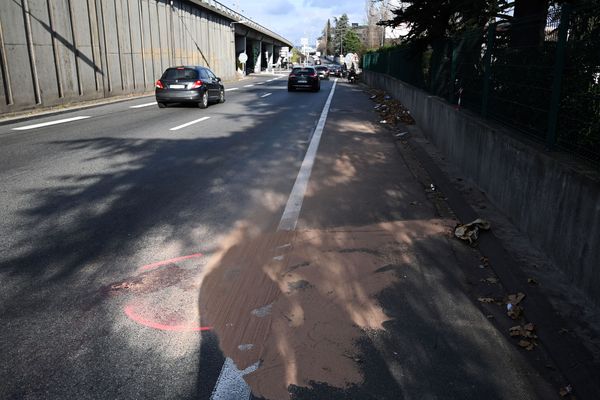 Un homme de 19 ans été interpellé après qu'un policier a été renversé par un fourgon lors d'une opération.