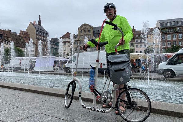 Michael Killian et son invention, le snowboard bike, le 28 juillet 2023 à Strasbourg